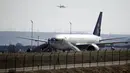 Pesawat Saudi Arabian Airlines penerbangan SVA 226 terisolasi di landasan bandara Barajas di Madrid, Spanyol, Kamis (4/2/2016). Pesawat tujuan Riyadh tersebut membatalkan penerbangan setelah menerima ancaman bom. (REUTERS/Sergio Perez)