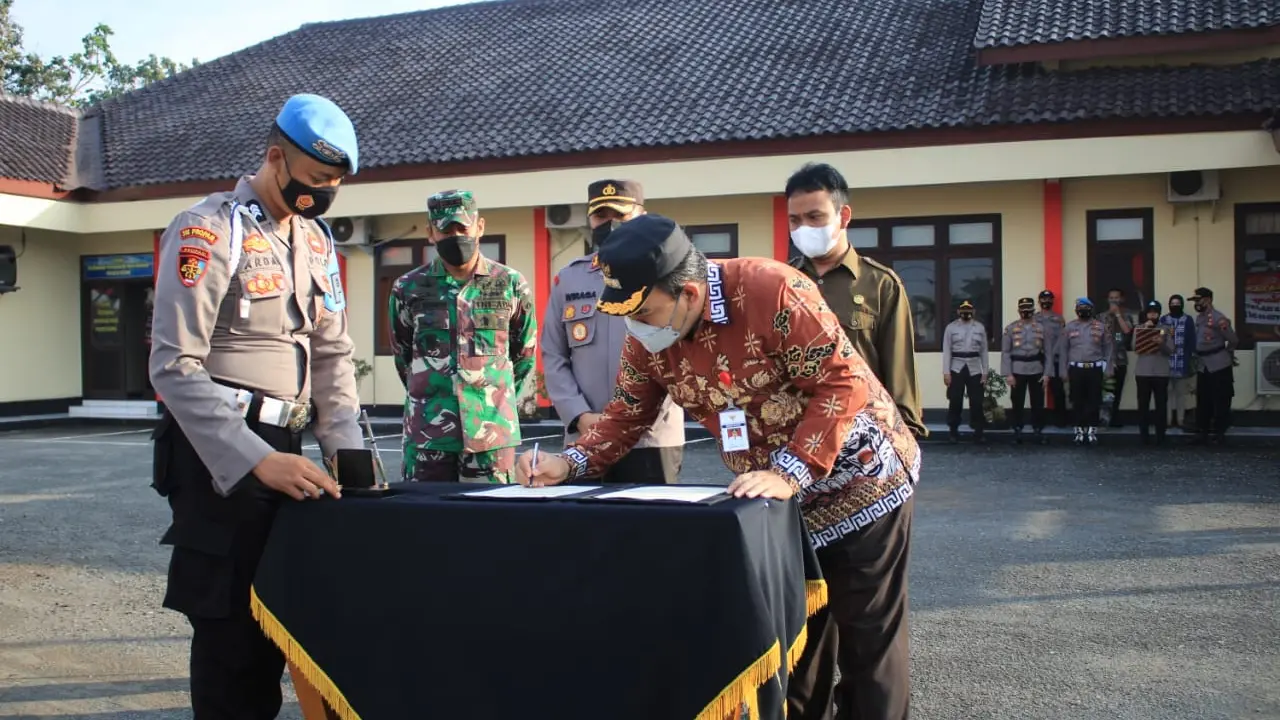 Gus Arief ketika menandatangani nota kesepakatan bersama di halaman Mapolres Blora