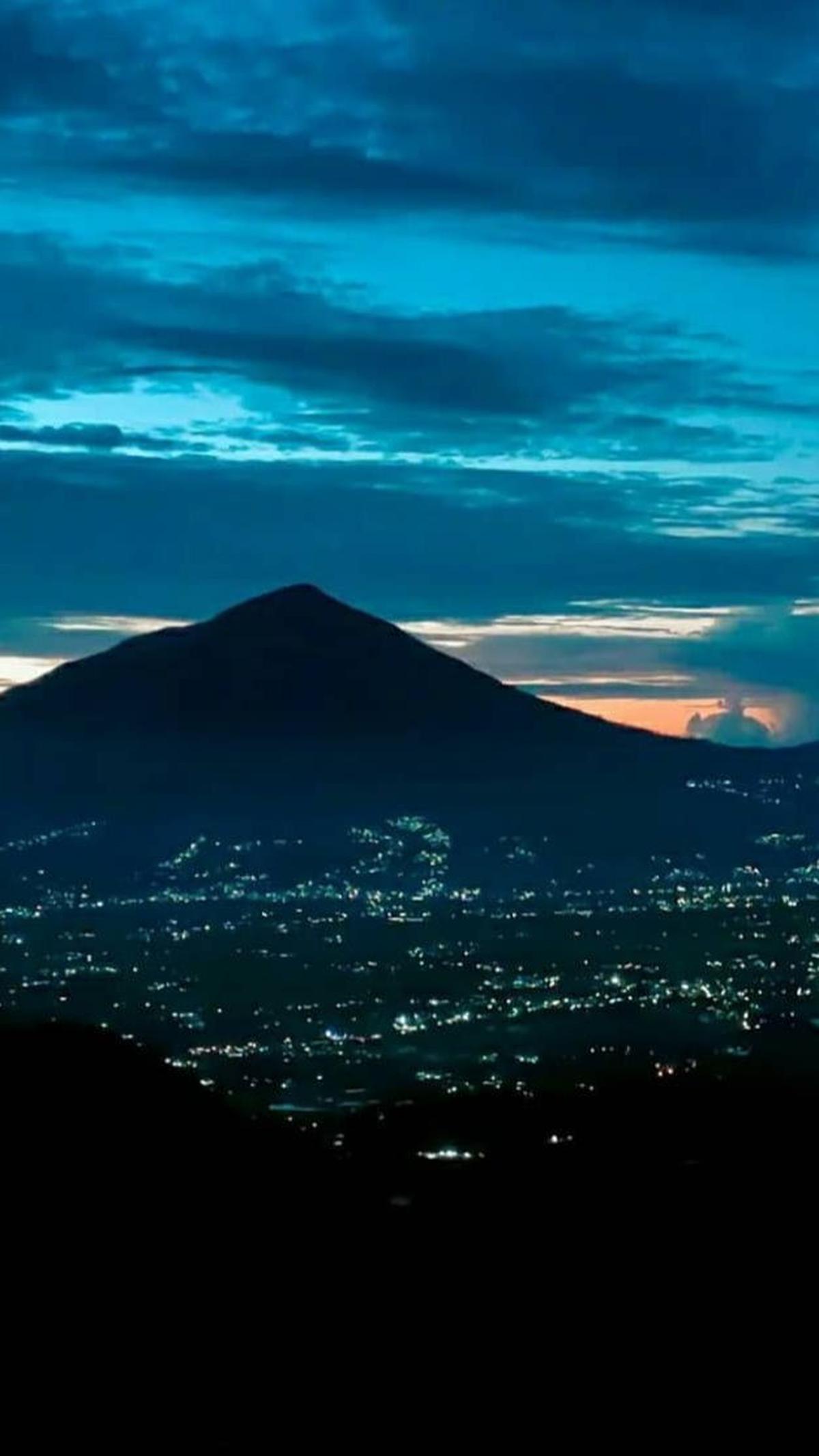 <b>Pertama Meletus pada Abad 19</b>