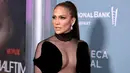 <p>Penyanyi-aktris AS Jennifer Lopez atau J.Lo tiba untuk pemutaran perdana "Halftime" pada malam pembukaan Festival Tribeca di United Palace di New York, 8 Juni 2022. Ibu dua anak itu tampak berseri-seri dengan rambut cokelat panjangnya yang dengan gaya sleek ponytail. (Jamie McCarthy /Getty Images via AFP)</p>