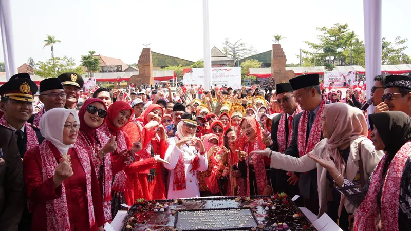 Bupati incumbent yang akan maju lagi di Pilbup Indramayu, Nina Agustina, saat perayaan HUT ke-79 RI di Alun-alun Puspawangi, Sabtu (17/8/2024) (Istimewa)