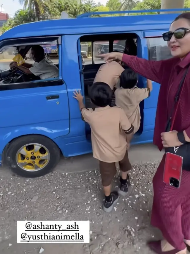 Gaya Ashanty dan Meisya Siregar Naik Angkot. [@meisya_siregar]