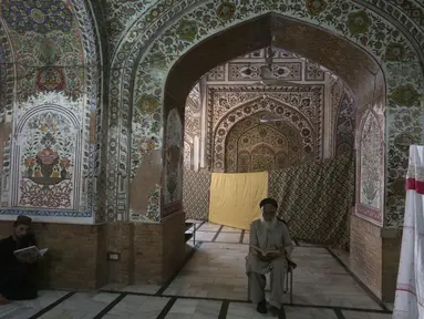 Umat Muslim membaca Alquran saat melakukan "Itikaf" di sebuah masjid di Peshawar, Pakistan, Selasa (11/4/2023). (AP Photo/Muhammad Sajjad)