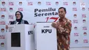 Komisioner KPU RI, Evi Novida GM (kiri) dan Pramono UT menunjukan kotak suara yang akan digunakan pada Pemilu Serentak 2019 di Kantor KPU, Jakarta, Jumat (14/12). Kotak suara tersebut bermaterial karton kedap air. (Liputan6.com/Helmi Fithriansyah)