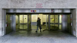 Seorang warga berjalan di depan Stasiun Metro Maelbeek pada hari pembukaan di Brussels, Ibu Kota Belgia, Senin (25/4). Stasiun kereta metro tersebut akhirnya dibuka kembali setelah serangan bom 22 Maret 2016 lalu yang menewaskan 35 orang. (JOHN Thys /AFP)