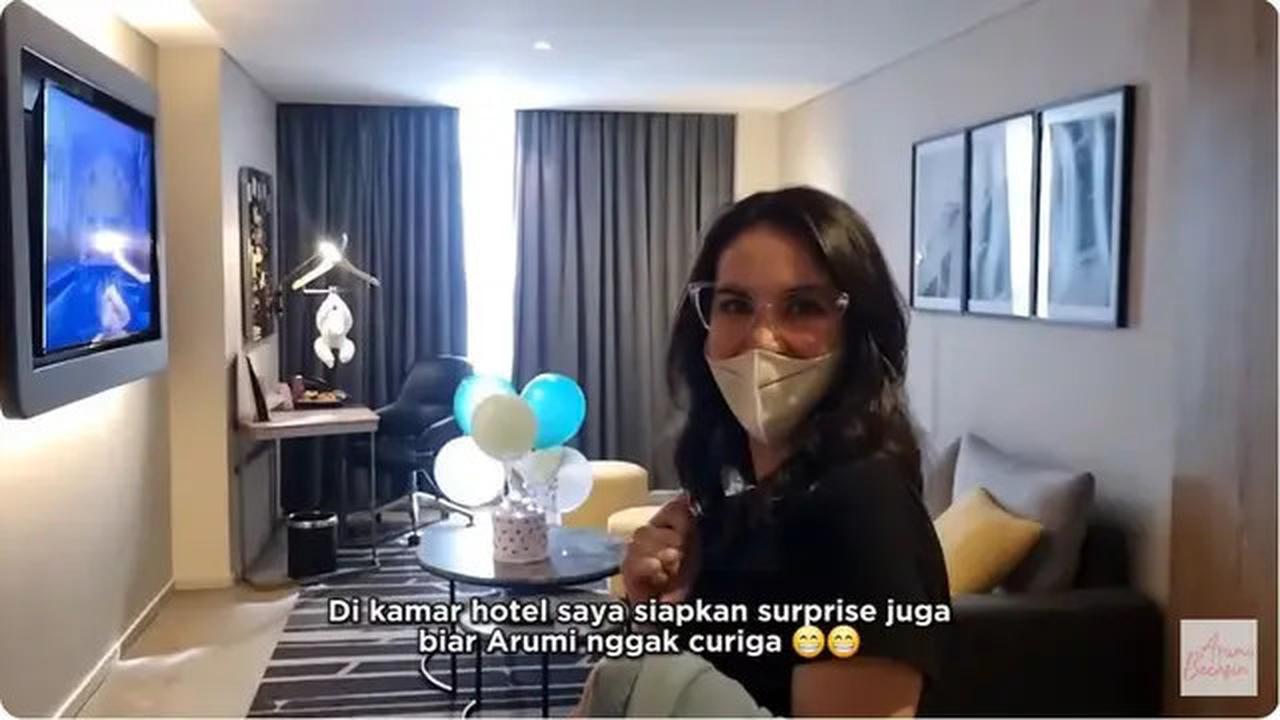 6 Potret Kejutan Ultah Arumi Bachsin ke-31 dari Emil Dardak, Dapat Boneka Raksasa
