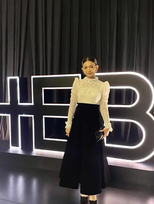 Istri walikota Solo sekaligus calon wakil presiden Gibran Rakabuming Raka itu tampil elegan dalam balutan dress warna monokrom lansiran brand lokal, Maison Baaz Couture. [Foto: Fimela/Hilda Irach]