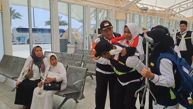 Petugas Layani Jemaah Haji Lansia