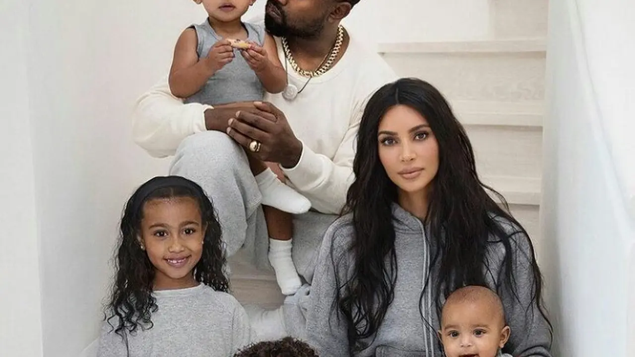 Sukses Jalani Co-Parenting, Intip 5 Gaya Kompak Kim Kardashian dan Kanye West Sebelum Bercerai