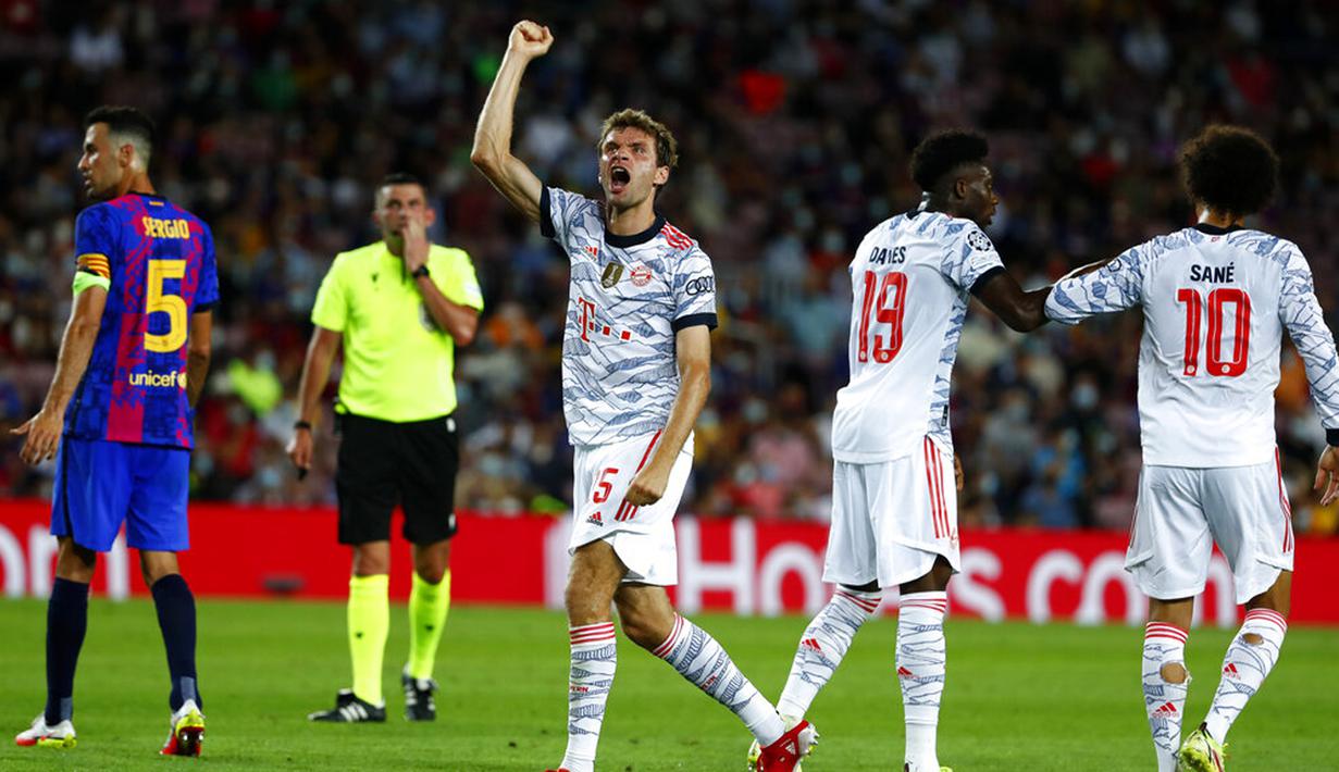 Pemain Bayern Munchen Thomas Mueller (tengah) melakukan selebrasi usai mencetak gol ke gawang Barcelona pada pertandingan Grup E Liga Champions di Stadion Camp Nou, Barcelona, Spanyol, Selasa (14/9/2021). Bayern Munchen menang 3-0. (AP Photo/Joan Monfort)