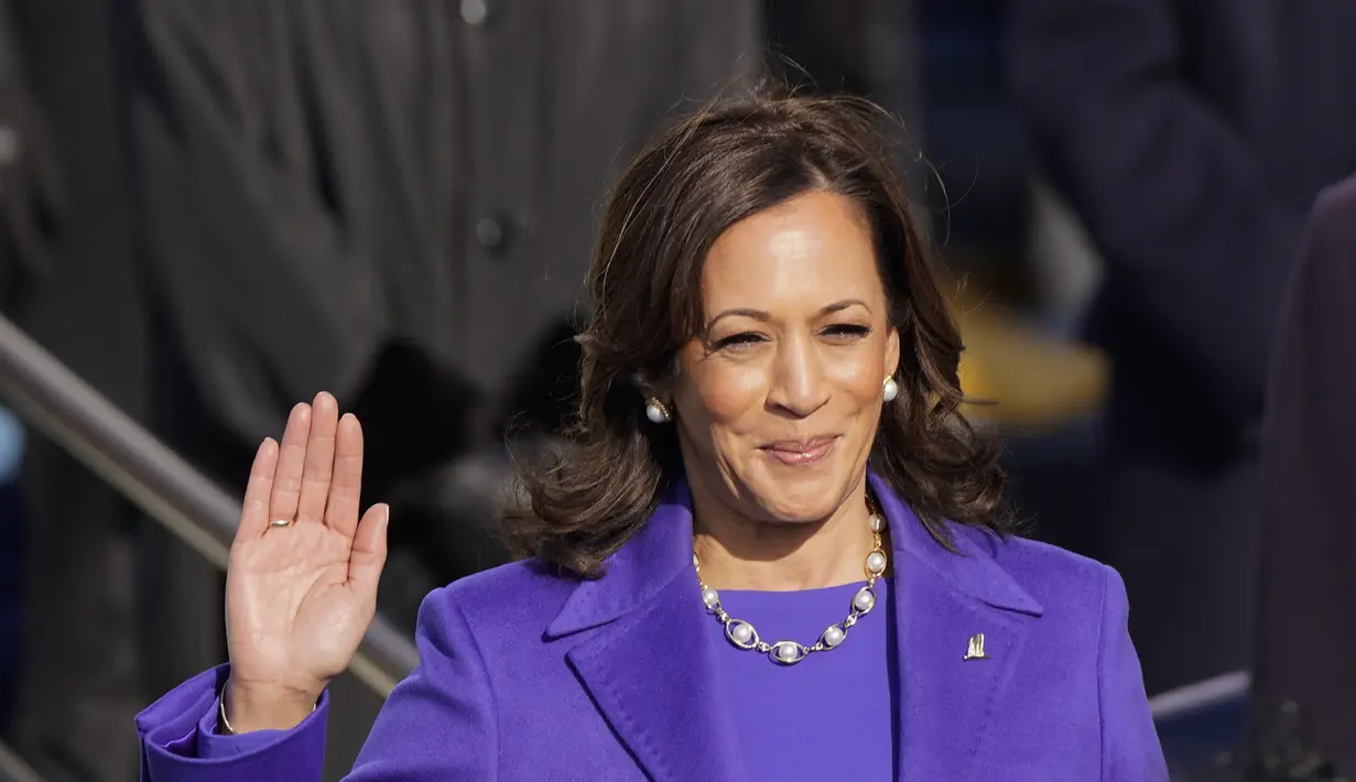Wakil Presiden AS terpilih Kamala Harris saat dilantik oleh Hakim Agung Sonia Sotomayor di US Capitol di Washington, Rabu (20/1/2021). Kamala Harris datang menghadiri pelantikan didampingi sang suami Doug Emhoff. (AP Photo/Andrew Harnik)