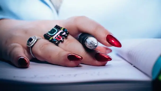 Menyembunyikan contekan di kuku/copyright Pexels.com