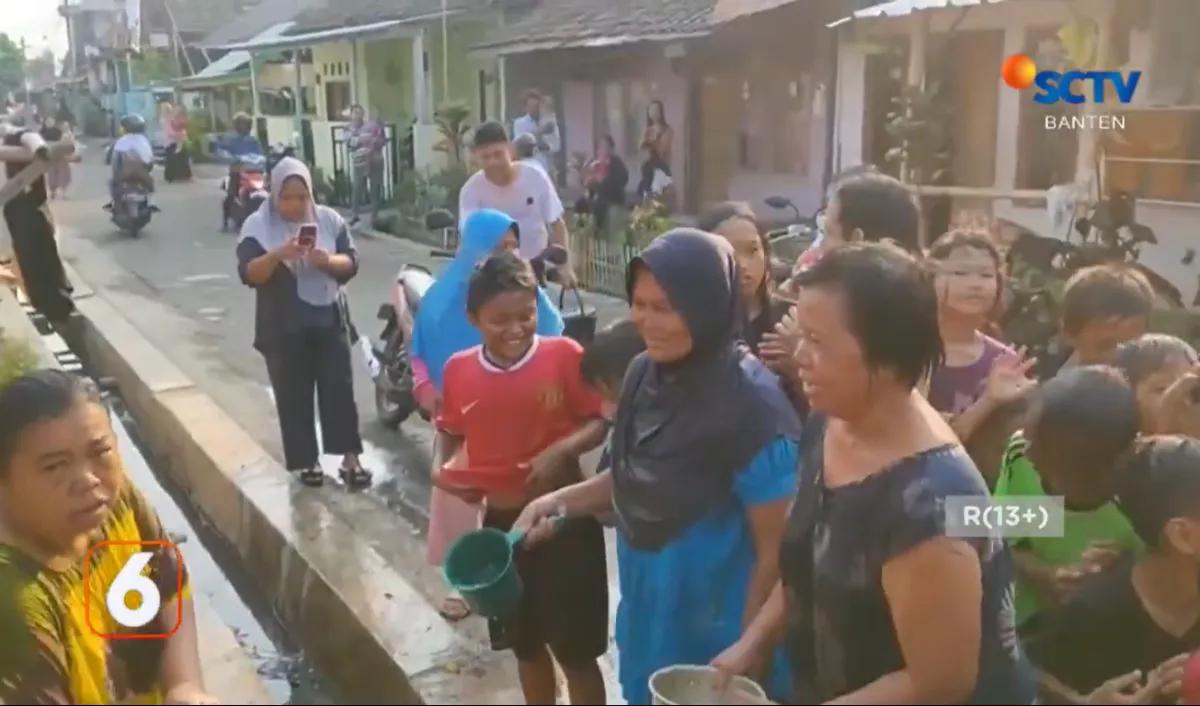 Warga yang melintas ikut disiram.