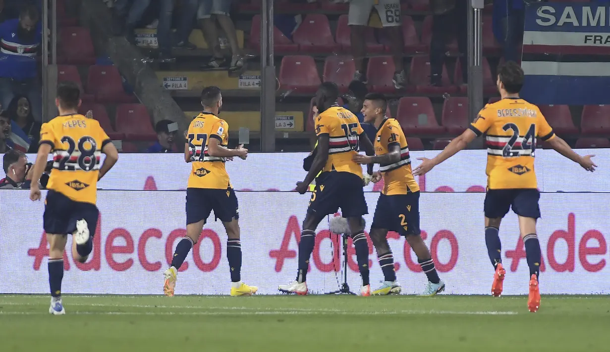 Bek Sampdoria Omar Colley berselebrasi dengan rekan setimya setelah mencetak gol ke gawang Cremonese pada pekan ke-11 ajang Serie A di Giovanni Zini Stadium, Senin (24/10/2022). Di laga ini, Sampdoria memang terbukti lebih dominan. Mereka mampu melepaskan 8 tembakan dan 4 di antaranya mengarah ke gawang. (Claudio Grassi/LaPresse via AP)