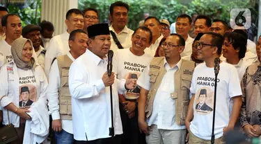 Ketua Umum Partai Gerindra Prabowo Subianto (depan-kiri) bersama relawan Jokowi Mania (Joman) menyampaikan keterangan pers usai melakukan pertemuan di Rumah Kertanegara, Jakarta, Kamis (16/2/2023). Dalam pertemuan tersebut, relawan Joman sepakat mendukung Prabowo Subianto untuk Pilpres 2024 dan bertransformasi menjadi Prabowo Mania 08. (Liputan6.com/Johan Tallo)