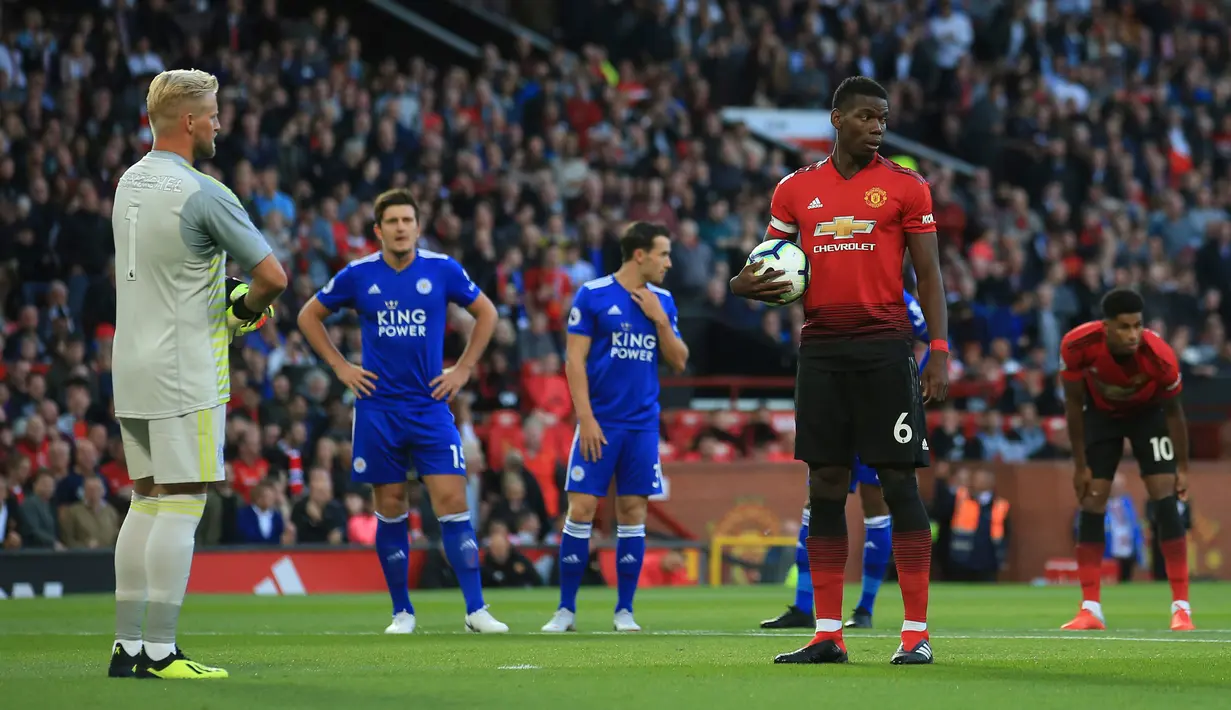 Pemain Manchester United, Paul Pogba (kanan) bersiap menendang penalti saat menghadapi Leicester City dalam ajang Liga Inggris di Old Trafford, Manchester, Inggris, Jumat (10/8). Manchester United menang 2-1 atas Leicester City. (AP Photo/Jon Super)