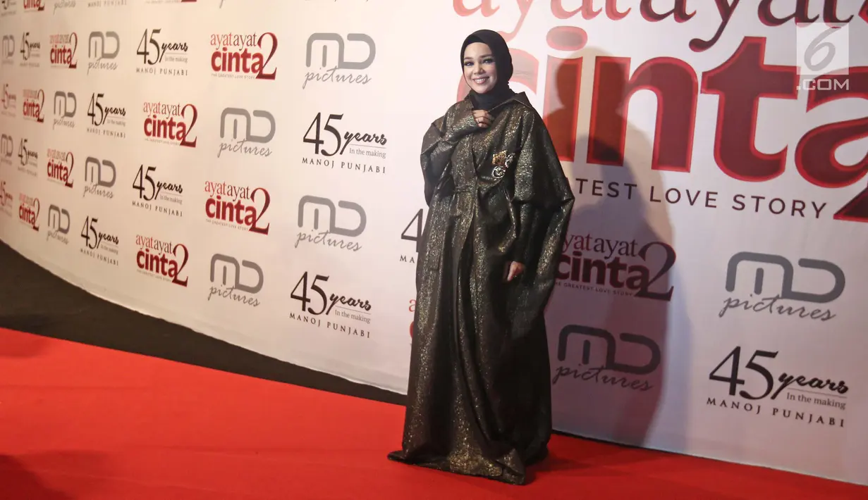Aktris sekaligus penyanyi Dewi Sandra berpose untuk difoto saat menghadiri gala premiere film Ayat Ayat Cinta 2 di Jakarta, Kamis (07/12). (Liputan6.com/Herman Zakharia)