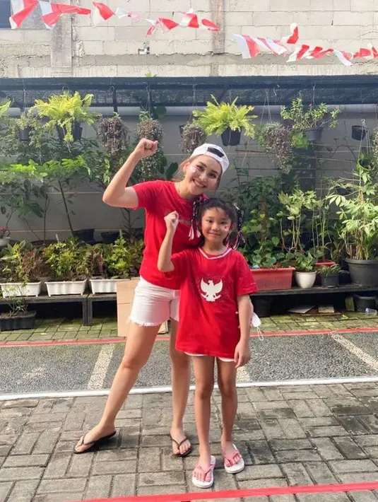 <p>Saat hari Kemerdekaan Indonesia, Ayu dan Bilqis tampil kompak. Mereka terlihat mengenakan kaus berwarna merah. [Foto: instagram.com/ayutingting92]</p>