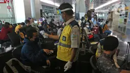 Petugas medis mengecek kesehatan calon penumpang sebelum melakukan penerbangan di Terminal 3 Bandara Soekarno Hatta, Tangerang, Banten, Kamis (7/5/2020). Pemerintah melalui kementerian Perhubungan membuka kembali penerbangan domestik. (Liputan6.com/Herman Zakharia)