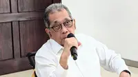 Guru Besar Fakultas Kedokteran Universitas Indonesia (FKUI), Prof. Menaldi Rasmin, dr, Sp.P (K)., tanggapi soal Raya, bocah cacingan di Sukabumi, Jakarta (22/8/2025). Foto: Liputan6.com/Ade Nasihudin.