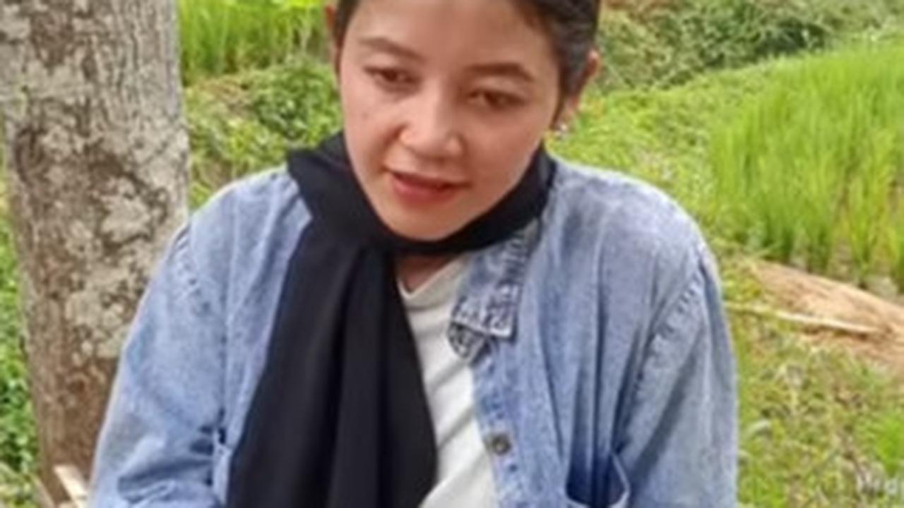 Hidup Bareng Suami dan Anak-anak, Wanita Cantik Mantan Sutradara Film Tinggal di Gubuk Tengah Hutan