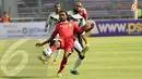 Penyerang tengah Maladewa bernomor 22, Shifaz Hassan berusaha mempertahankan bola dari kepungan pemain Papua Nugini (Liputan6.com/Helmi Fithriansyah)