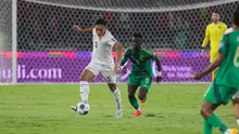 Pemain Timnas Indonesia, Rizky Ridho (kiri), menggiring bola dibayangi pemain Arab Saudi,&nbsp;Marwan Al-Sahafi, pada laga&nbsp;lanjutan putaran ketiga Grup C Kualifikasi Piala Dunia 2026 di Stadion Utama Gelora Bung Karno (SUGBK), Senayan, Jakarta, Selasa (19/11/2024). (Bola.com/Abdul Aziz)