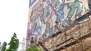 Seniman membuat mural dalam acara Converse City Forest di Fatmawati, Jakarta, Sabtu (6/3/2021). Acara yang digagas di 14 kota di seluruh dunia merupakan ajang kampanye untuk membersihkan udara yang diimplementasikan dengan mural bertema mendobrak batas-kesetaraan ras. (Liputan6.com/Faizal Fanani)