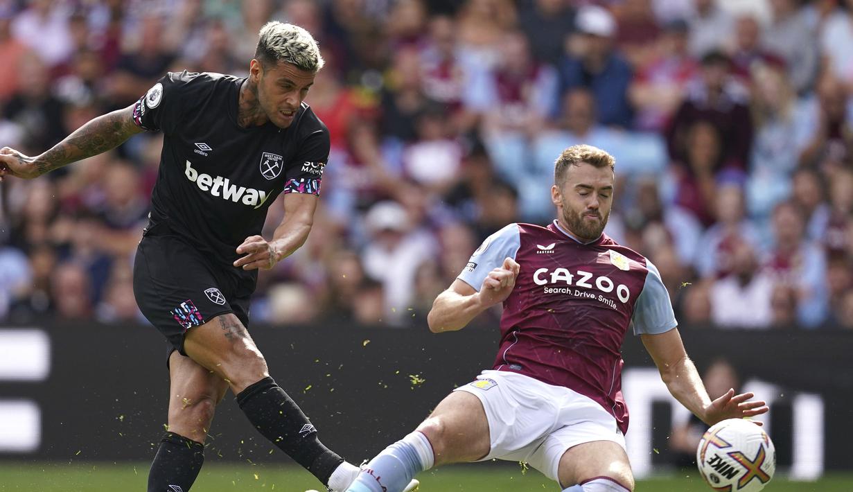 Gianluca Scamacca. Striker Italia berusia 23 tahun yang sejak awal musim 2017/2018 membela Sassuolo usai dipromosikan dari tim Sassuolo U-19 ini faktanya lebih banyak dipinjamkan ke beberapa klub di Italia dan Belanda. Pada musim 2021/2022 barulah ia memperkuat Sassuolo secara penuh di Liga Italia dan mampu tampil tajam dengan mencetak total 16 gol dari 36 laga. Pada awal musim 2022/2023 ia dilirik West Ham United untuk bermain di Liga Inggris yang merupakan ajang baginya untuk mencari pengalaman baru. (PA via AP/Nick Potts)