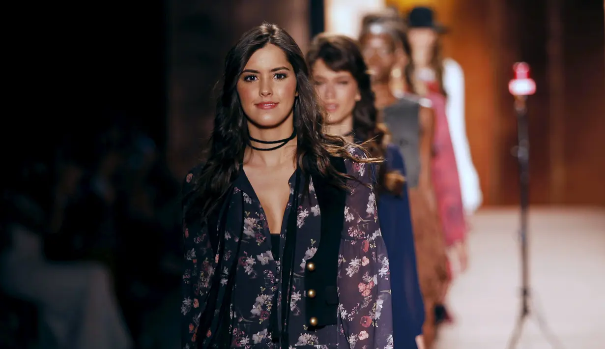 Miss Universe 2014, Paulina Vega berjalan di atas catwalk memperagakan busana milik desainer Falabella gang pada acara fashion Colombiamoda di Medellin, Kolombia (28/7/2015). (REUTERS/Fredy Builes)