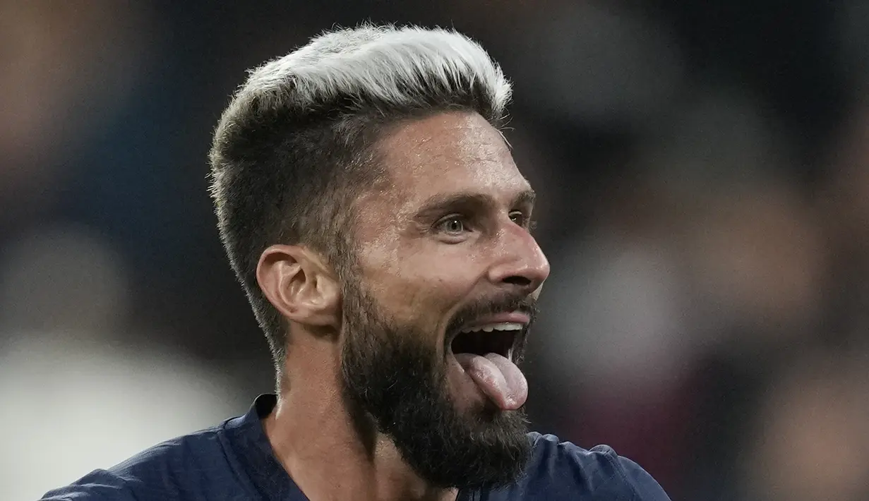 Penyerang timnas Prancis Olivier Giroud merayakan gol kedua untuk timnya yang dicetak ke gawang Austria pada laga lanjutan UEFA Nations League 2022/2023 di Srade de France, Jumat dini hari WIB (23/9/2022). Kylian Mbappe dan Olivier Giroud mencetak masing-masing satu gol untuk membawa Prancis mengalahkan Austria 2-0. (AP Photo/Christophe Ena)