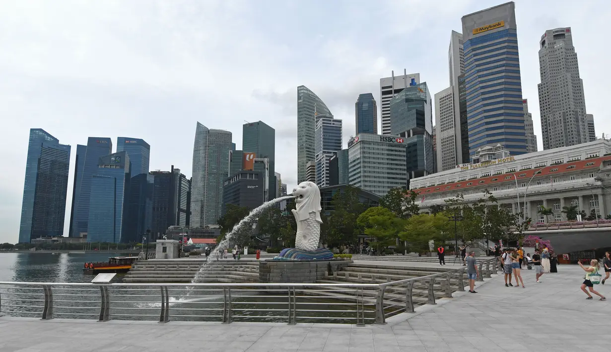 <p>Para wisatawan mengunjungi Taman Merlion di Singapura pada 6 Maret 2020. Tempat-tempat wisata utama di Singapura sepi dari turis di tengah epidemi virus corona COVID-19. (Xinhua/Then Chih Wey)</p>