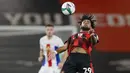 Pemain Bournemouth, Philip Billing, menyundul bola saat melawan Crystal Palace pada laga Piala Liga Inggris di Stadion Dean Court, Rabu (16/9/2020). Bournemouth menang lewat adu penalti dengan skor 11-10. (AP Photo/Kirsty Wigglesworth, Pool)