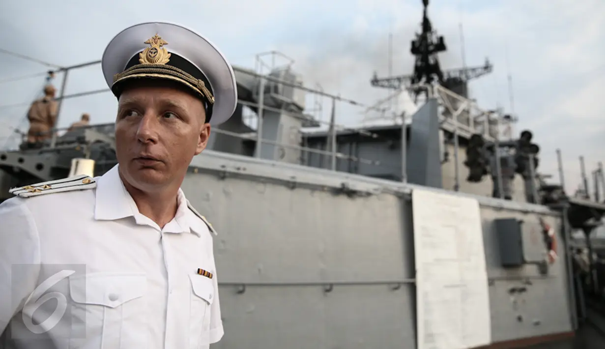 Seorang prajurit berdiri di The Destroyer Bystriy atau Kapal perang penghancur Bystriy milik Rusia bersandar di Pelabuhan Tanjung Priok, Jakarta, Senin (28/12/2015). (Liputan6.com/Faizal Fanani)