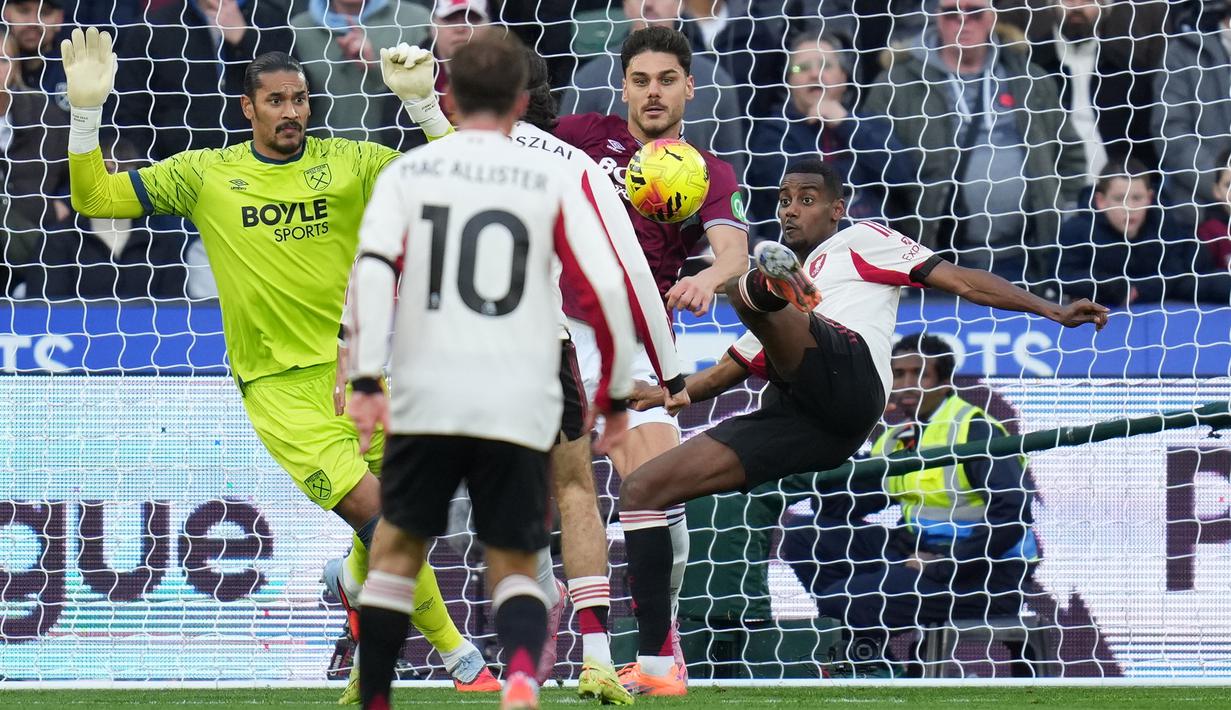 Pemain Liverpool, Alexander Isak (kanan) berusaha mencetak gol ke gawang West Ham dalam laga Liga Inggris 2025/2026 di London Stadium, London, Inggris, Minggu (30/11/2025) waktu setempat. (AP Photo/Kirsty Wigglesworth)