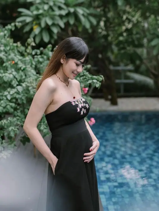 Pada pemotretan pertama, Adiezty Fersa tampil bergaya Rachel dalam serial Friends. (Instagram/adieztyfersa).