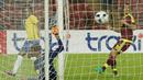 Pemain Brasil, Willian, mencetak gol kedua ke gawang Venezuela dalam laga Kualifikasi Piala Dunia 2018 zona Amerika Selatan di Metropolitano Stadium, Merida, Rabu (12/10/2016) WIB. (Reuters/Marco Bello)