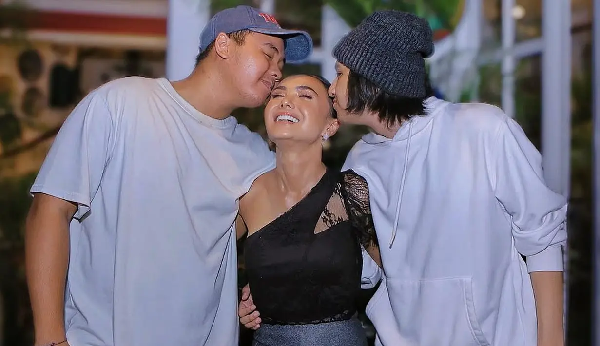 "Salut bnget sm bu yuni... Sll harmonis sm papae chelo, Calvin meski gk sjln....,"  tulis hizkia_cinta_denisa_. [Instagram/yunishara36]