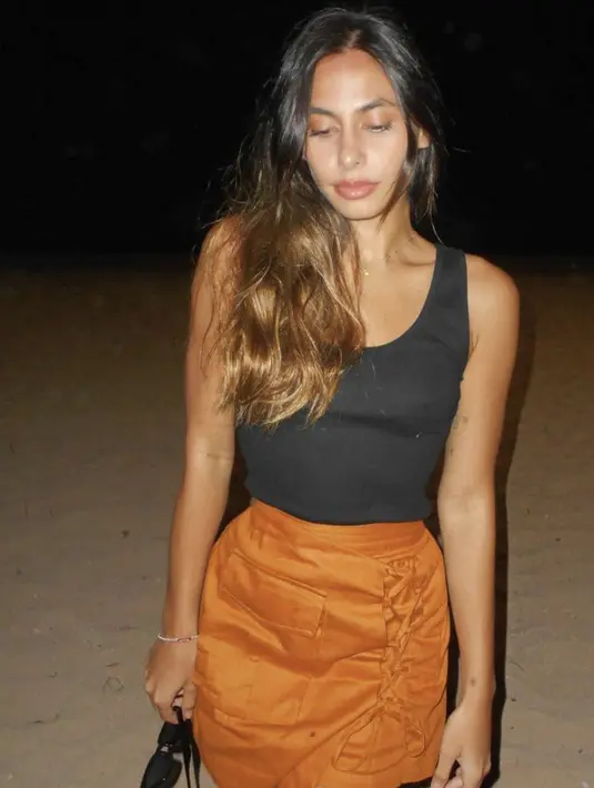 Gayanya begitu sederhana dengan memaksimalkan fitur di wajahnya.  [Foto: Instagram/ Valerie Thomas]