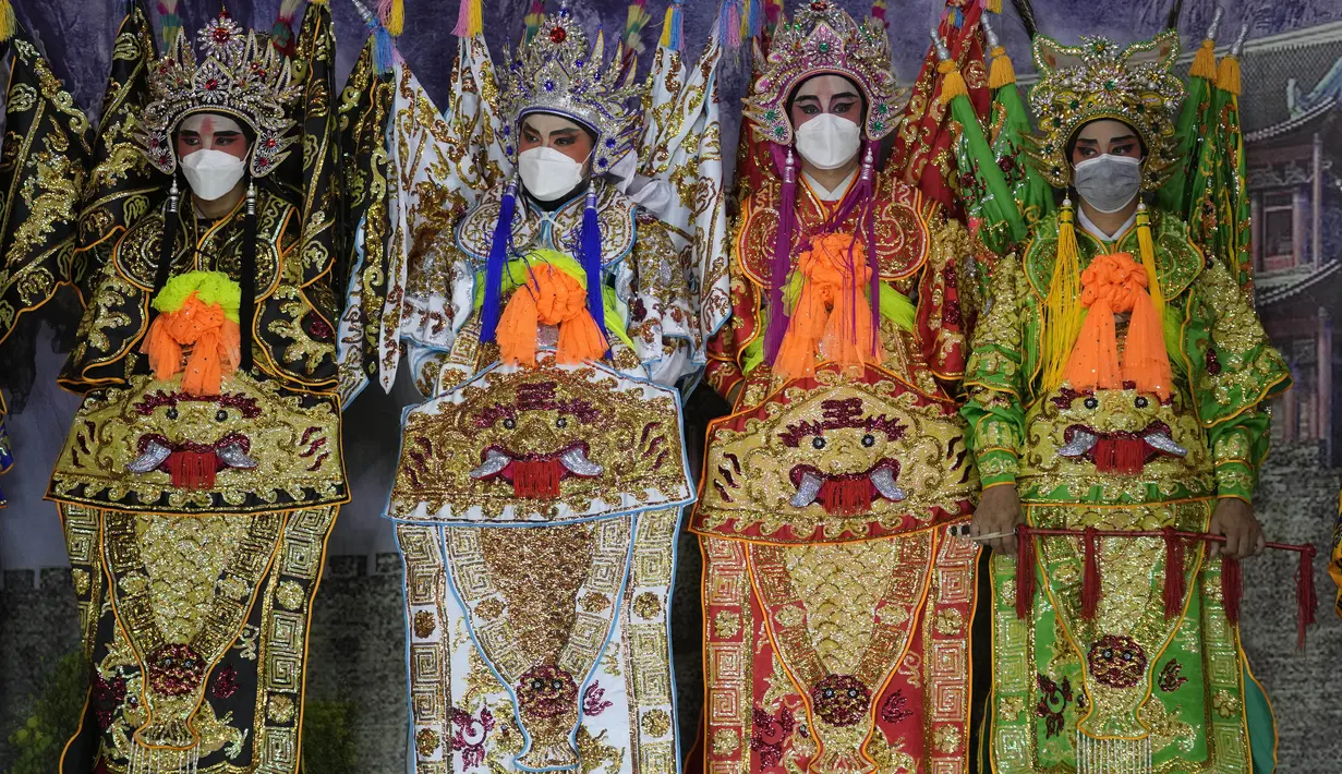 Pemain opera Tiongkok memakai masker saat tampil di atas panggung di Bangkok, Rabu (6/10/2021). Sempat vakum, pertunjukan opera Tiongkok di Thailand kembali dihidupkan meski belakangan ini kasus harian Covid-19 kembali meningkat. (AP Photo/Sakchai Lalit)