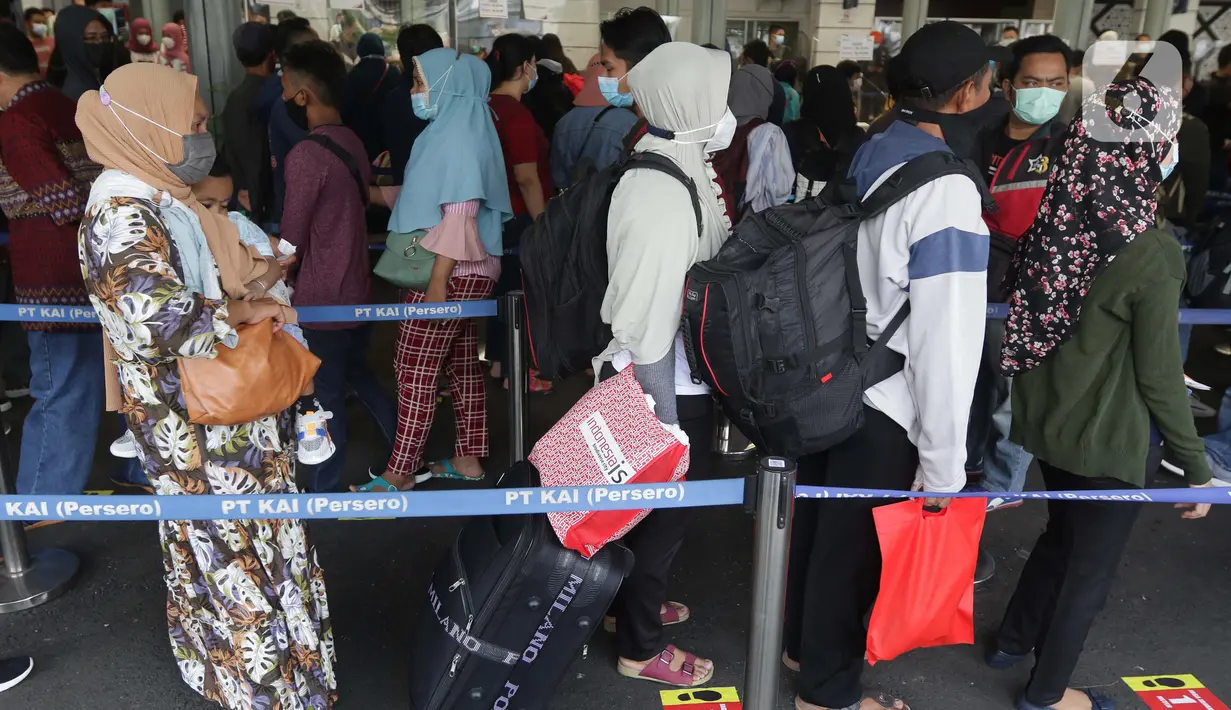 Calon penumpang kereta api jarak jauh antre untuk melakukan tes Genose atau Antigen di Stasiun Pasar Senen, Jakarta, Sabtu (1/5/2021). Jelang batas pelarangan mudik lebaran 2021 pada 6 hingga 17 Mei 2021, Stasiun Pasar Senen dipadati calon penumpang. (Liputan6.com/Helmi Fithriansyah)