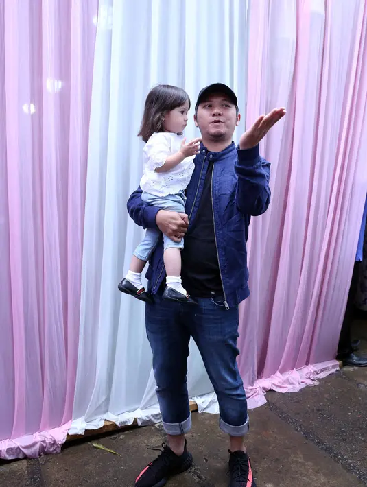 "Iya, udah setop dari Inbox. Ya gue sudah 9 tahun di Inbox. Jadi karena beberapa waktu lalu tawaran main film di Hangout mengharuskan gue izin hingga 20 hari buat syuting," ungkap Gading Marten. (Nurwahyunan/Bintang.com)