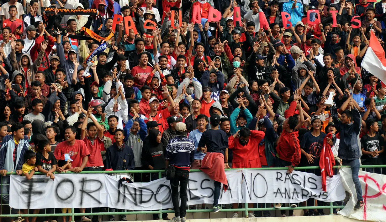 Ratusan suporter menyaksikan langsung laga Timnas U-19 Indonesia kontra Semen Padang U-21 di Stadion Singaperbangsa, Karawang, Jawa Barat, Jumat (6/3/2015). Timnas U-19 Indonesia unggul 2-1 atas Semen Padang U-21. (Liputan6.com/Helmi Fithriansyah)