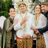 Melihat gaya busana Tora Sudiro dan Mieke Amalia di pernikahan Nabila Sudiro (@mieke_amalia)