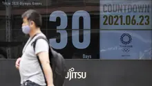 Seorang pria berjalan di depan kalender hitung mundur yang menunjukkan 30 hari menuju Olimpiade Tokyo 2020, di Tokyo, Rabu (23/6/2021). Olimpiade Tokyo dimulai pada 23 Juli dan penyelenggara mengizinkan penonton lokal menghadiri venue pertandingan dengan kapasitas 50 persen (AP Photo/Eugene Hoshiko)