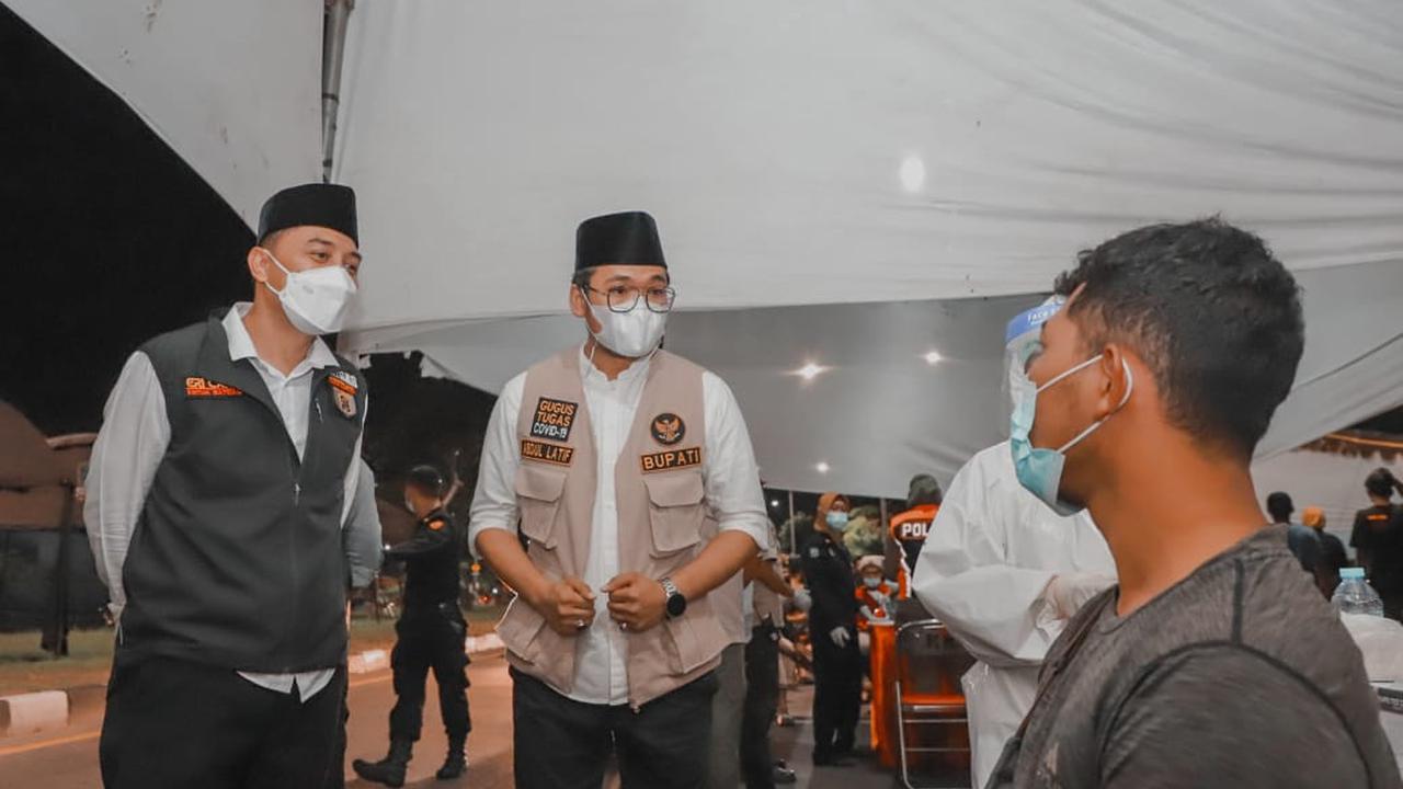 Wali Kota Surabaya Eri Cahyadi dan Bupati Bangkalan R Abdul Latif Amin Imron meninjau penyekatan Suramadu. (Dian Kurniawan/Liputan6.com)