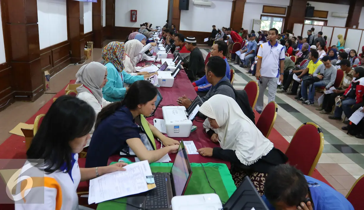 Sejumlah warga saat mendaftar mudik bareng dengan Jasa Raharja di Jakarta, Kamis (16/6). Mudik bareng 2016 nantinya akan mengantarkan pemudik menggunakan bus dengan tujuan pulau Jawa dan Sumatera. (Liputan6.Com/Angga Yuniar)