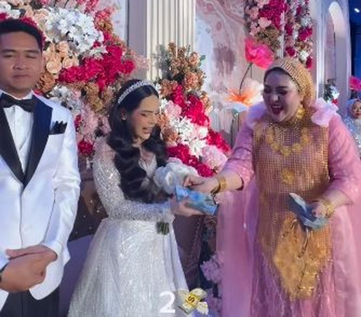 "Kalungnya saja 500 gram," tutur Mira di sebuah video yang beredar.