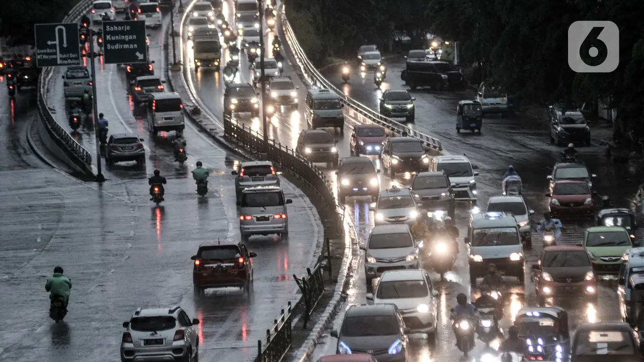 FOTO: Waspada Hujan Angin di Jakarta Dampak Siklon Molave