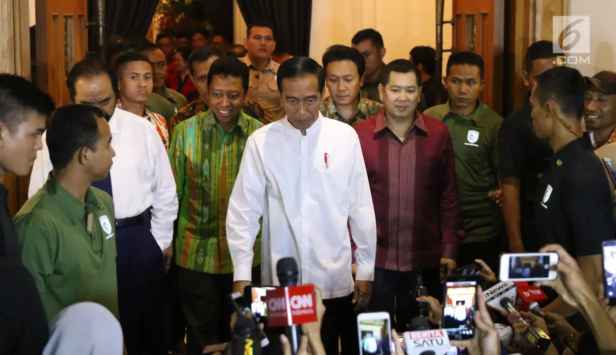 Presiden RI, Joko Widodo (tengah) usai melakukan pertemuan dengan pimpinan partai politik pendukung di Pilpres 2019, Jakarta, Kamis (9/8). Pertemuan sekaligus menentukan Cawapres pendamping Jokowi di Pilpres 2019. (Liputan6.com/Helmi Fithriansyah)